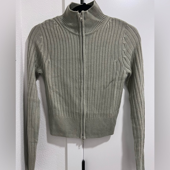 Like new green H&M zipper sweater - Picture 1 of 3